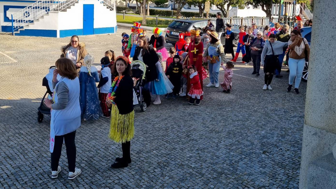 Crianças de Galveias em desfile de Carnaval pela Vila